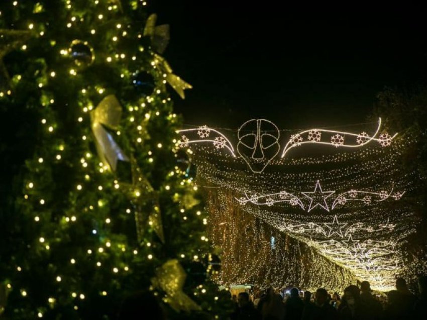 ​Prishtina ndriçohet për festat e fund-vitit, sheshet plot me qytetarë