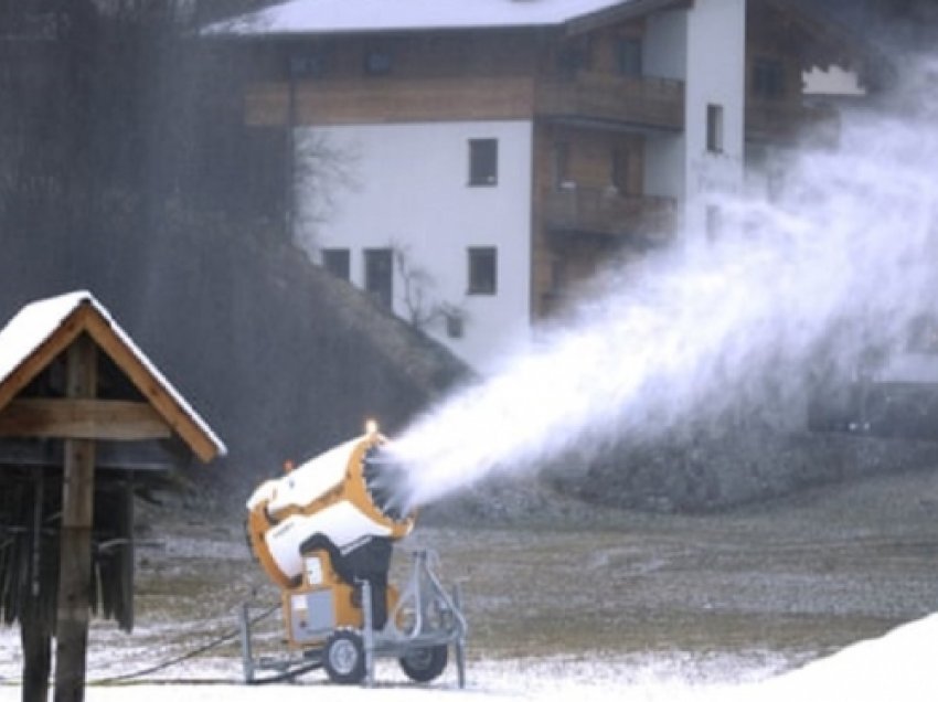 ​Për shkak të stuhisë së madhe të borës shtyhet testimi masiv për virusin korona në Austri