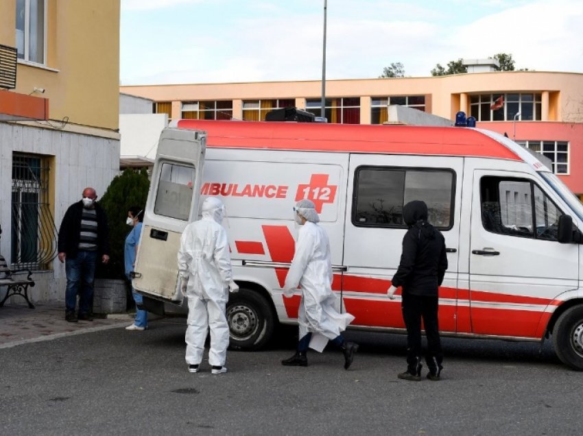 Shërbim në autoambulancë, pacientët në pritje për t'u shtruar në spitalin Shefqet Ndroqi 
