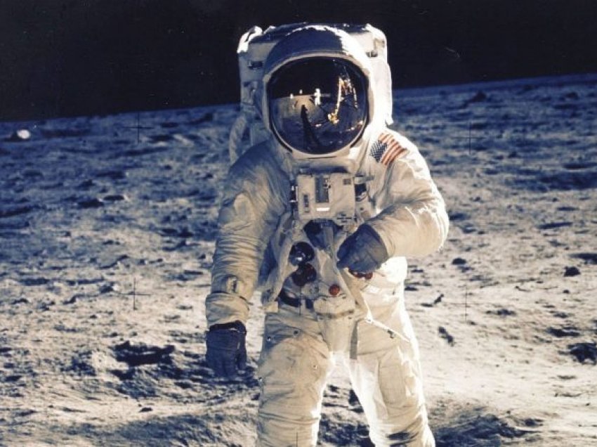 Jeff Bezos planifikon të dërgojë një grua në sipërfaqen e Hënës për herë të parë