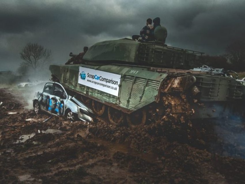 Kur armët nuk funksionojnë, ata përdorin edhe tank për shkatërrimin e veturës
