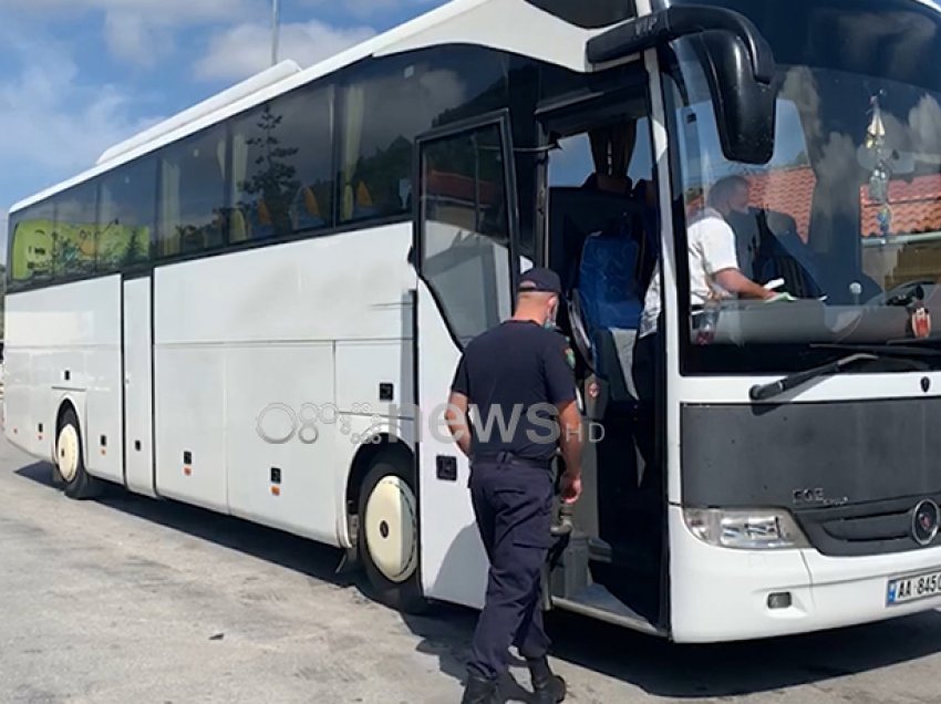 Masat shtrënguese/ Vetëm dy pasagjerë pozitivë, pala greke kthen pas gjithë autobusin