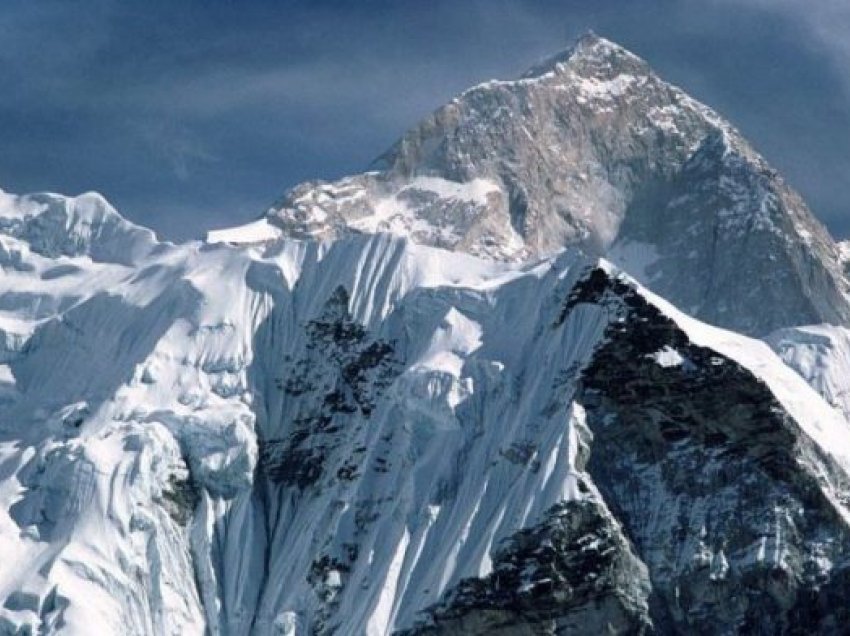 Everesti “rritet” për afro një metër, shkak reshjet e mëdha të borës