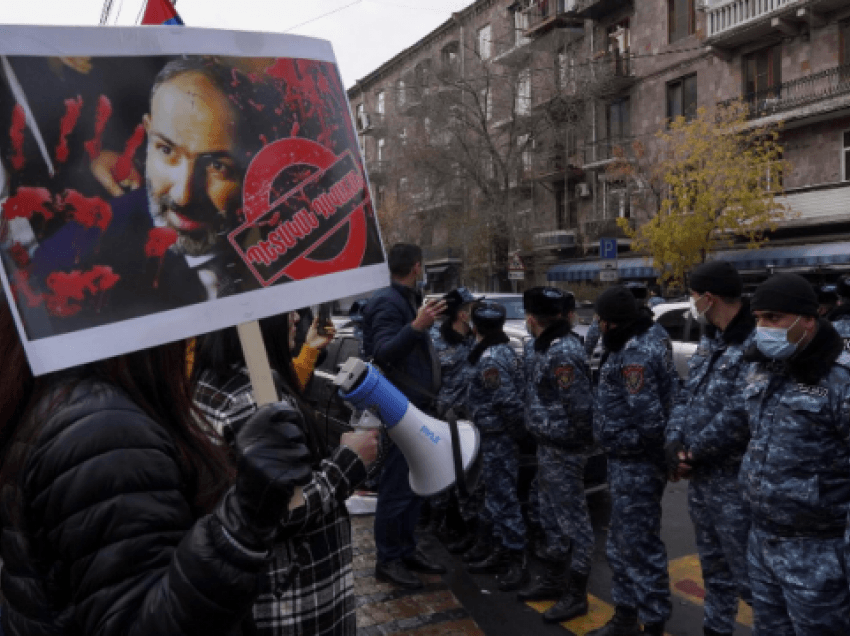 Armenët bllokojnë rrugët pasi kryeministri s’e respekton ultimatumin për dorëheqje