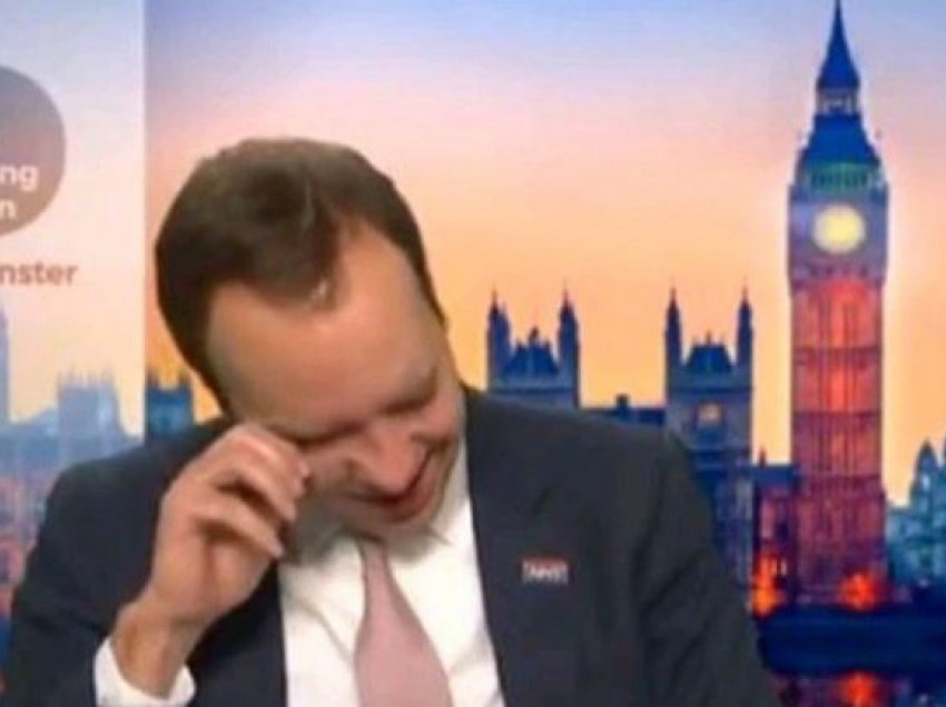 Britani/ Ministri i Shëndetësisë përlotet nga emocionet teksa sheh vaksinimin e parë kundër Covid 19