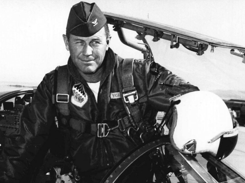 Vdes piloti legjendar amerikan Chuck Yeager, njeriu i parë që fluturoi më shpejt se zëri