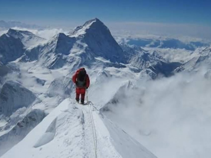 Everesti, maja më e lartë e botës është...