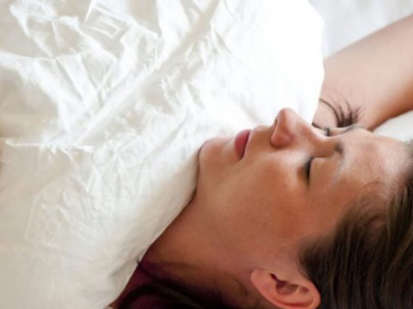 Përse duhet të flini në shpinë? – Përfitimet në shëndetin e lëkurës