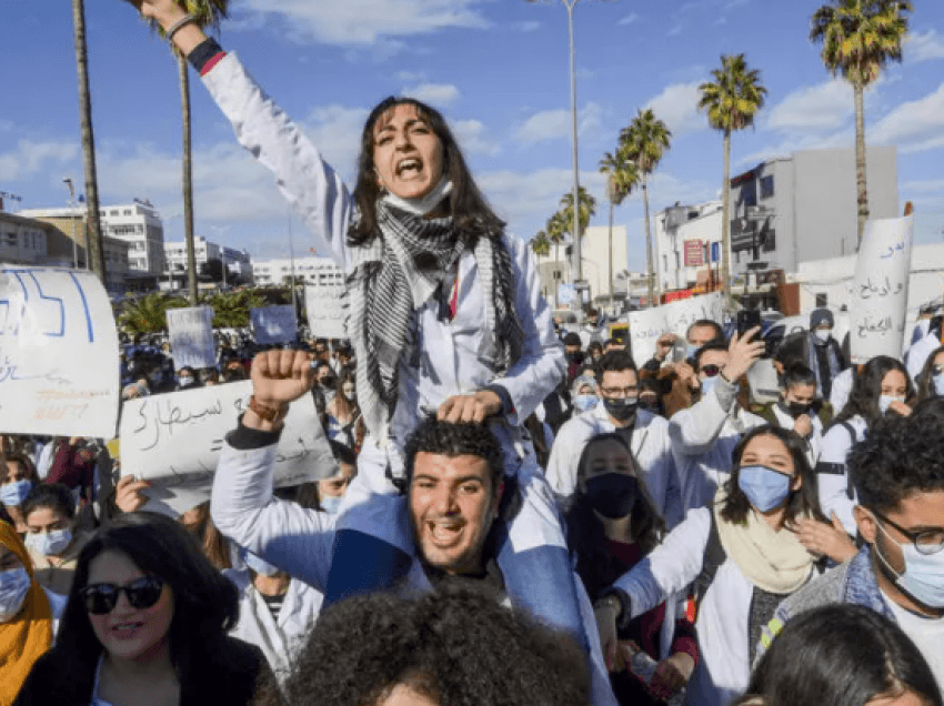 Protestuesit mjekësorë të Tunizisë protestojnë pas vdekjes së mjekut