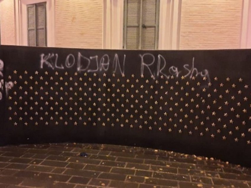 Protestuesit shkruajnë emrin e Klodjan Rashës te ‘Muri i Kujtesës’