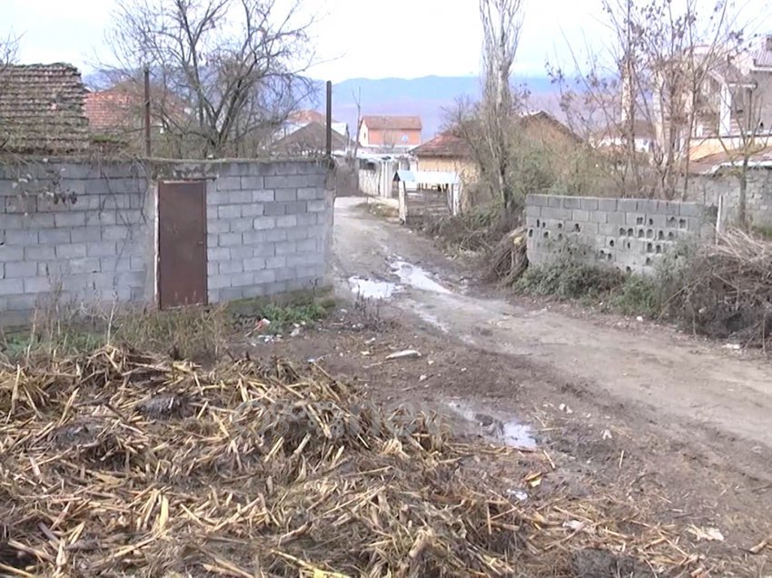 Ujërat e zeza vërshojnë në sipërfaqe, ankohen banorët e fshatit Vojnik: Jemi të vdekur, të punojnë për popullin