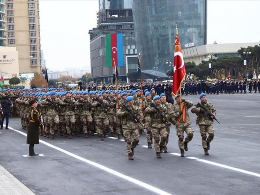 Azerbajxhani tregon forcën, paradë ushtarake për të festuar fitoren në Karabak