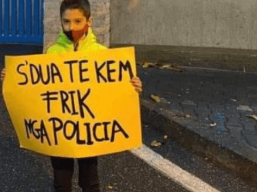 I vetëm, por me një mesazh që flet shumë, fëmija në Elbasan proteston para policisë