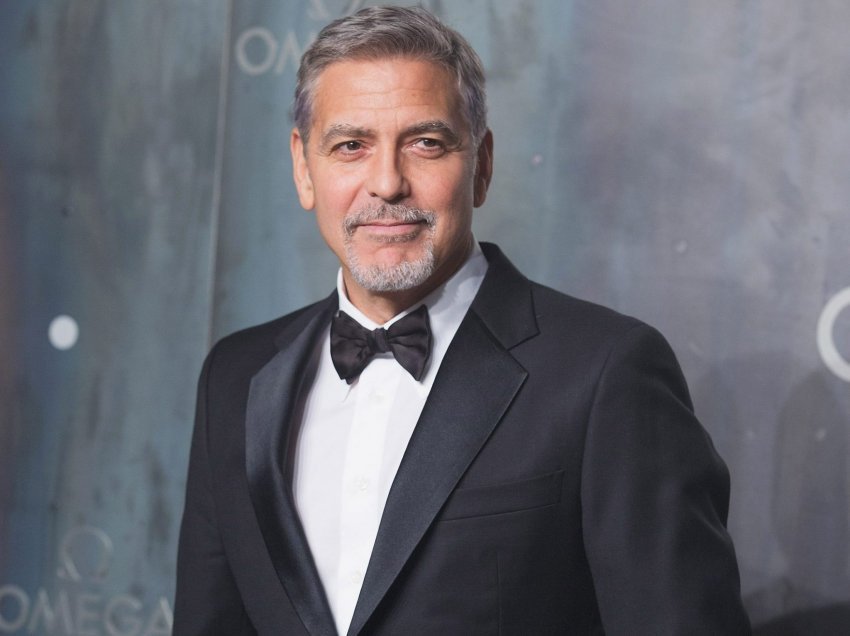 Pasi humbi 12 kilogramë, shtrihet në spital George Clooney me dhimbje ekstreme barku