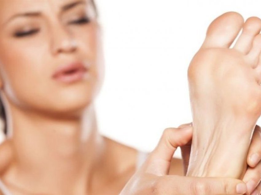 Gungat e këmbëve mund të shërohen pa operacion: Ilaçi popullor, i cili vërtet ka efekt!