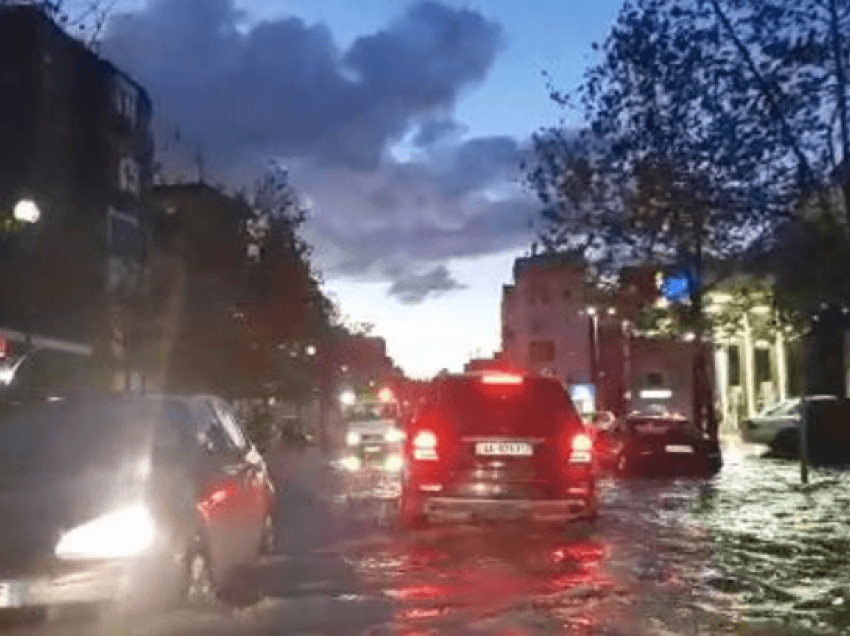 Mjaftojnë pak minuta shi për të përmbytur Durrësin, makinat “notojnë” në rrugë