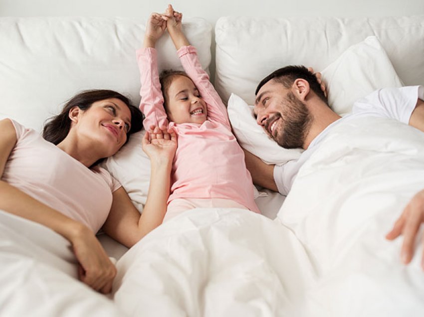 Disavantazhet e të fjeturit me fëmijët tuaj dhe mënyra se si ta hiqni këtë zakon
