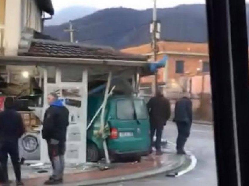 Aksident në Deçan, vetura përfundon brenda një dyqani