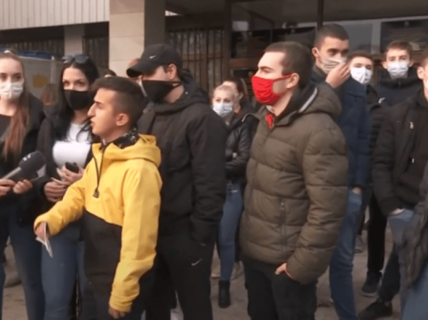 Hedhin vezë në drejtim të MASH-it, nxënësit në Maqedoni kërkojnë të mos mbahet provimi i maturës shtetërore