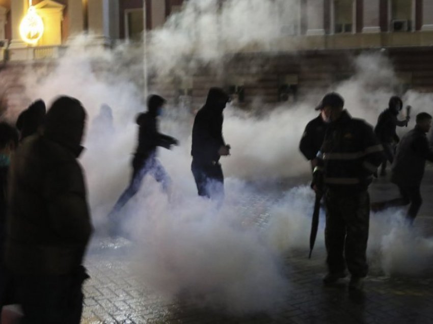 Tirana “mbytet” në ujë e gaz, protestuesit mbahen larg institucioneve