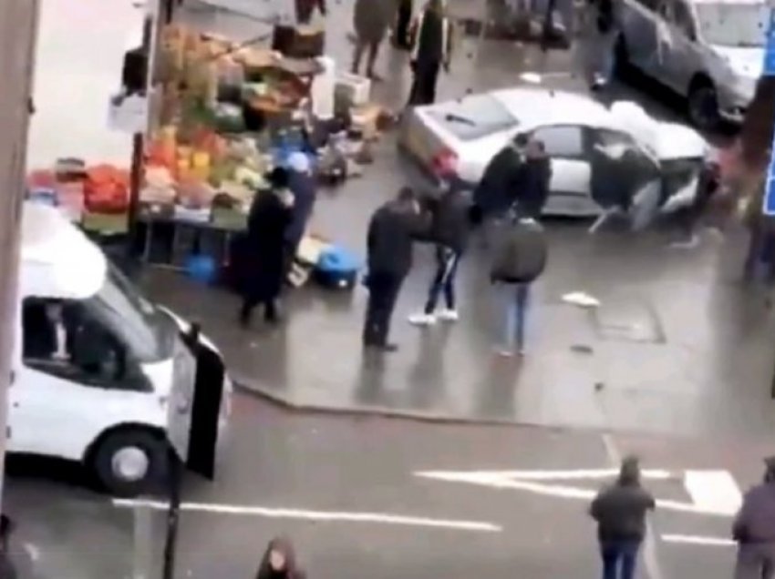 Makina përplas këmbësorët në Londër, arrestohet drejtuesi i mjetit