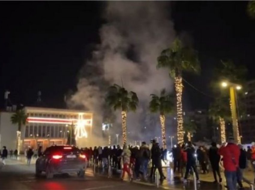 Protesta në Durrës: Digjet Pema e Vitit të Ri