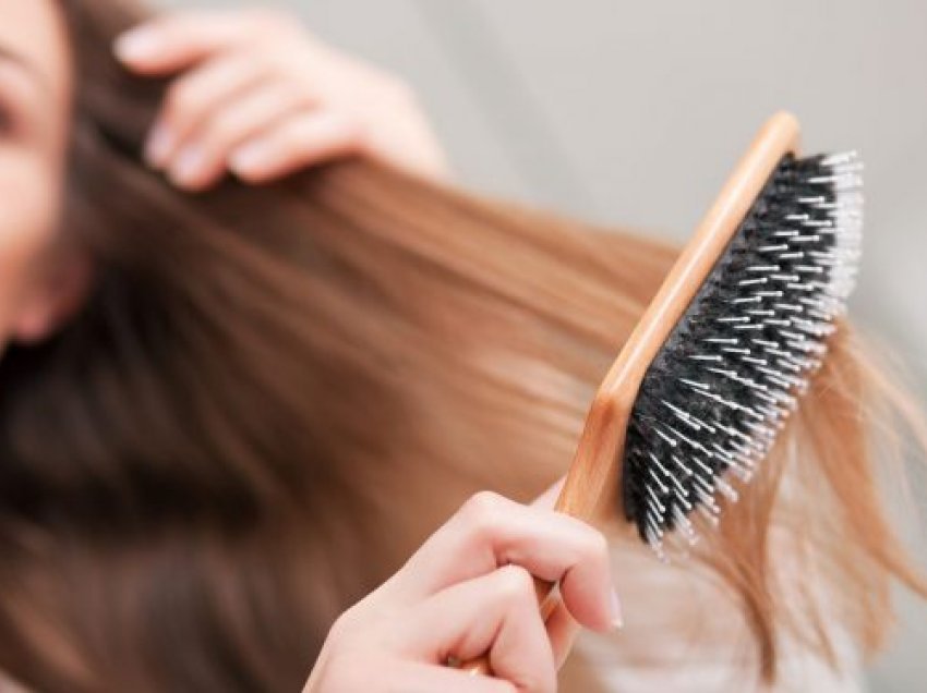 A është e dëmshme t’i krihni flokët kur janë të lagur dhe cili është lloji më i mirë i krehrit? Profesionistët thonë se…