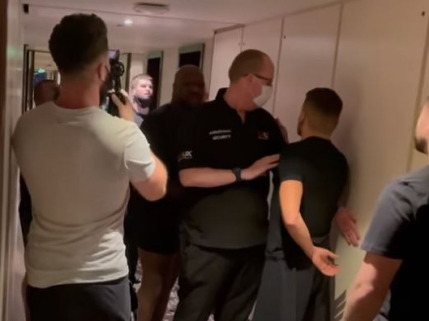 Idiot, të thyej në mes! shqiptari përplaset në hotel me boksierin britanik