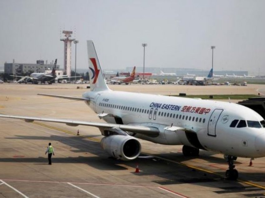 Stafit të aeroplanit në Kinë i rekomandohet përdorimi i pelenave