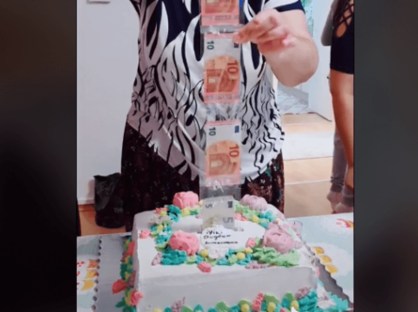 “Bankomat-torta”, ëmbëlsira e veçantë që iu bë një gruaje për ditëlindje