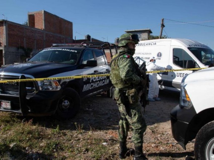 Kishte fotografuar kufoma në skaj të rrugës që i kishin lënë narko-kartelët, i vihen pas persona të armatosur – vritet fotoreporteri meksikan