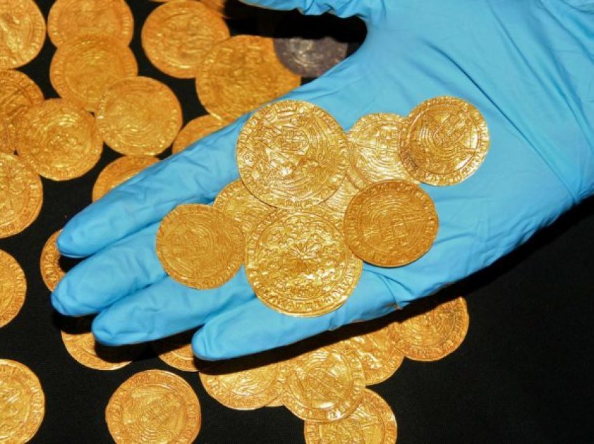 Monedha ari, thesare mesjetare të zbuluara në fshatrat britanike gjatë karantinimit