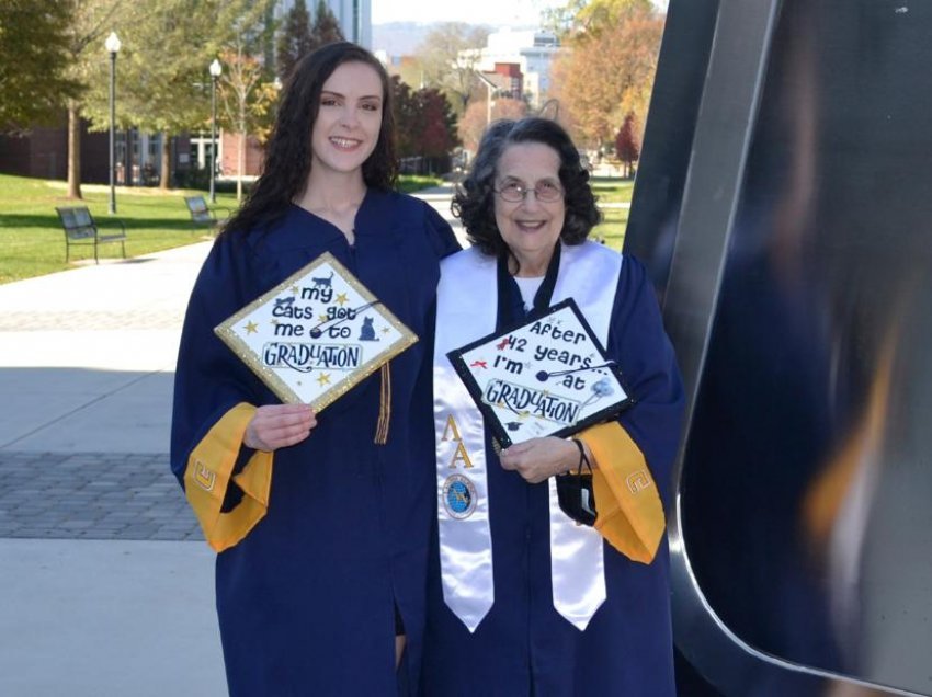 Nuk është kurrë vonë… Gjyshja diplomohet bashkë me mbesën