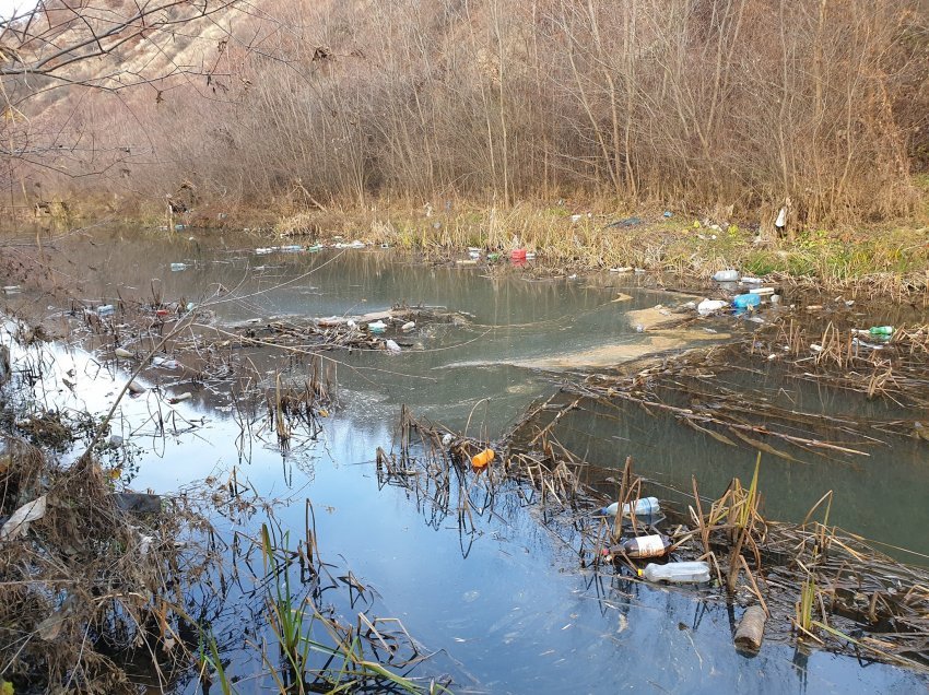 Lumenjtë në dy fshatra të Kamenicës janë shndërruar në deponi mbeturinash, rrezikohet shëndeti i banorëve