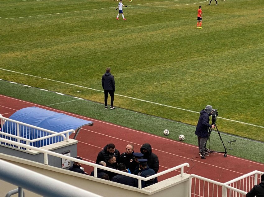 Tensione në stadiumin “Fadil Vokrri”, fyerje mes kryesisë së Ballkanit dhe tifozëve të Prishtinës