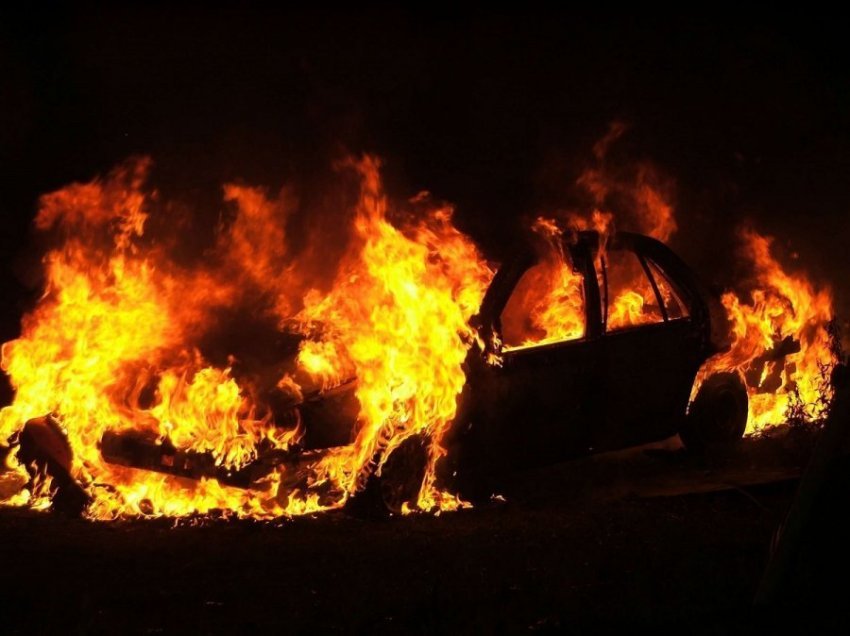 Vushtrriasit ia djegin veturën para shtëpisë