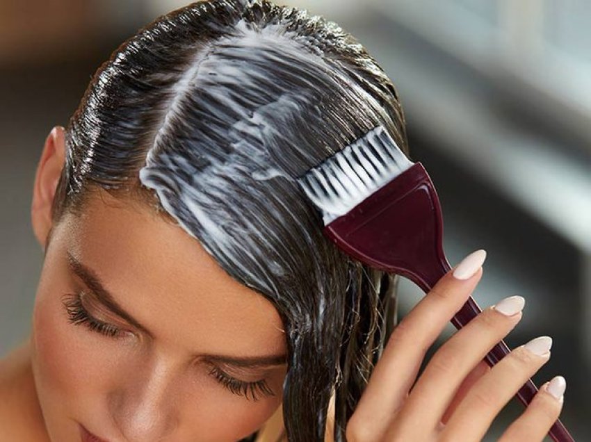 Si të hiqni njollat e bojës së flokëve nga lëkura në kushtet e shtëpisë?