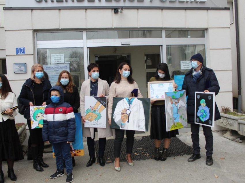 Nxënësit e Prishtinës vizitojnë punëtorët shëndetësor në frontin e luftës me COVID-19 