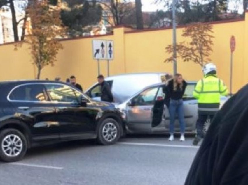 Trafik në Tiranë, dy makina përplasen te Ambasada Amerikane