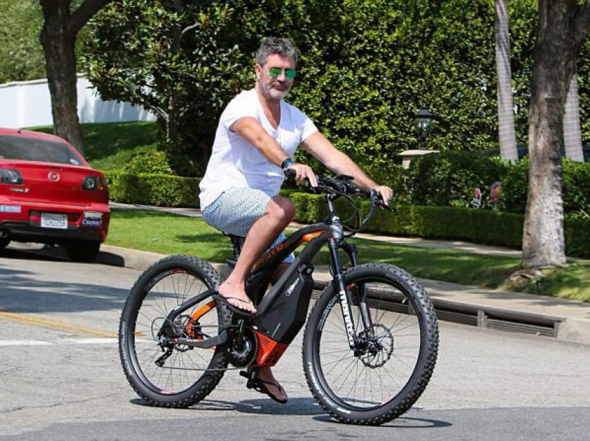 Pas aksidentit, Simon Cowell padit kompaninë e biçikletave