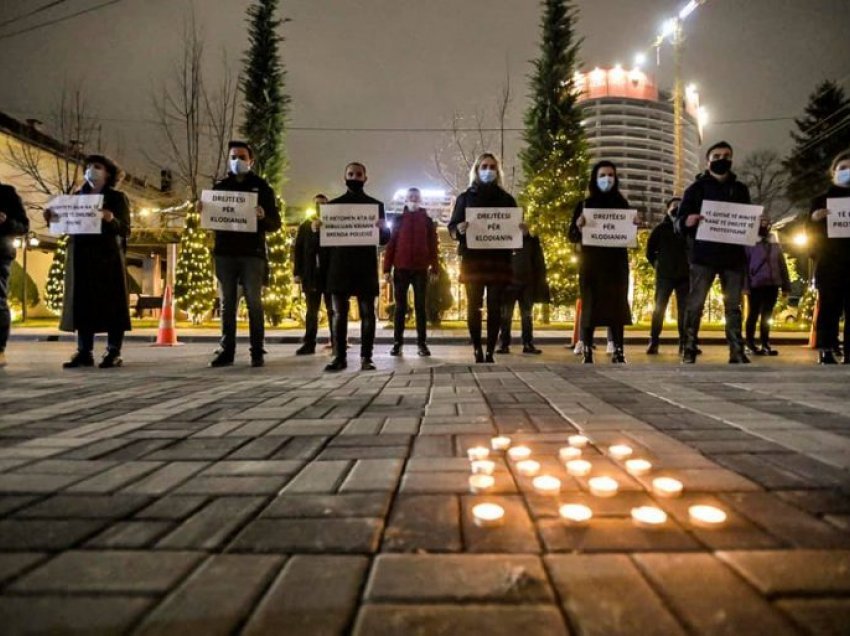 Edhe në Prishtinë kërkohet drejtësi për Klodian Rashën, ndizen qirinj para ambasadës shqiptare