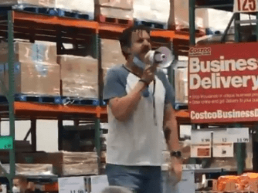 Një burrë në një dyqan në Kaliforni kapi megafonin dhe filloi të bërtiste: “Maskat nuk funksionojnë”