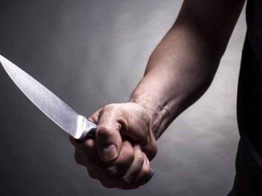 Theret me thikë 28-vjeçari në Pejë