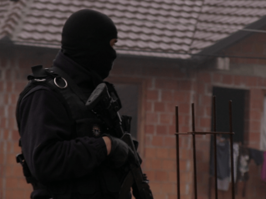 Detaje nga tentim vrasja në Podujevë, Policia bastisë shtëpinë e të dyshuarit
