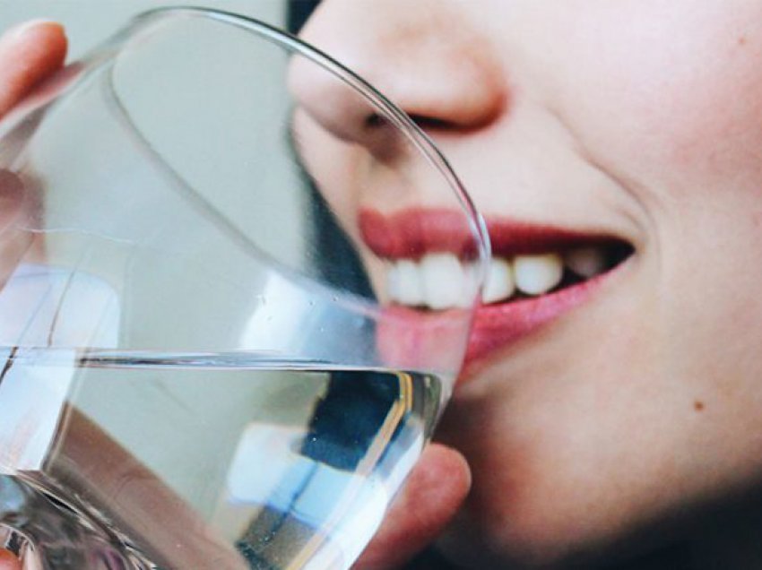 A dobësohesh duke pirë ujë përpara gjumit? Zbuloni rezultatet e studimit