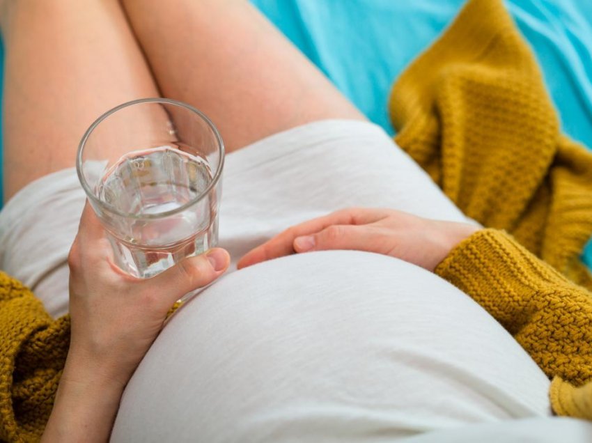 Dehidrimi gjatë shtatzënisë, këto janë simptomat paralajmëruese të gjendjes