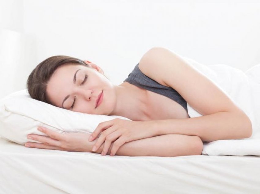 Çfarë ndodh me trupin tuaj nëse bëni rregullisht 8 orë gjumë