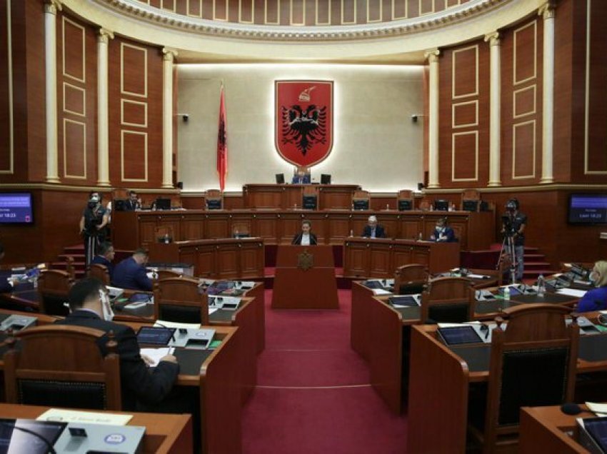 Shqipëria pa ministër të Brendshëm, Parlamenti: Seanca edhe pas Krishtilindjeve