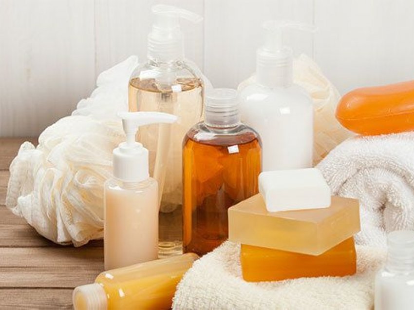 4 arsye pse duhet të lini shampon në shishe dhe të përdorni sapun për udhëtime