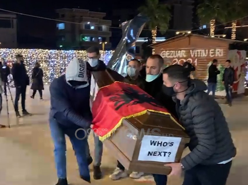 Vendosën arkivolin para Drejtorisë së Policisë në Durrës, arrestohen organizatorët